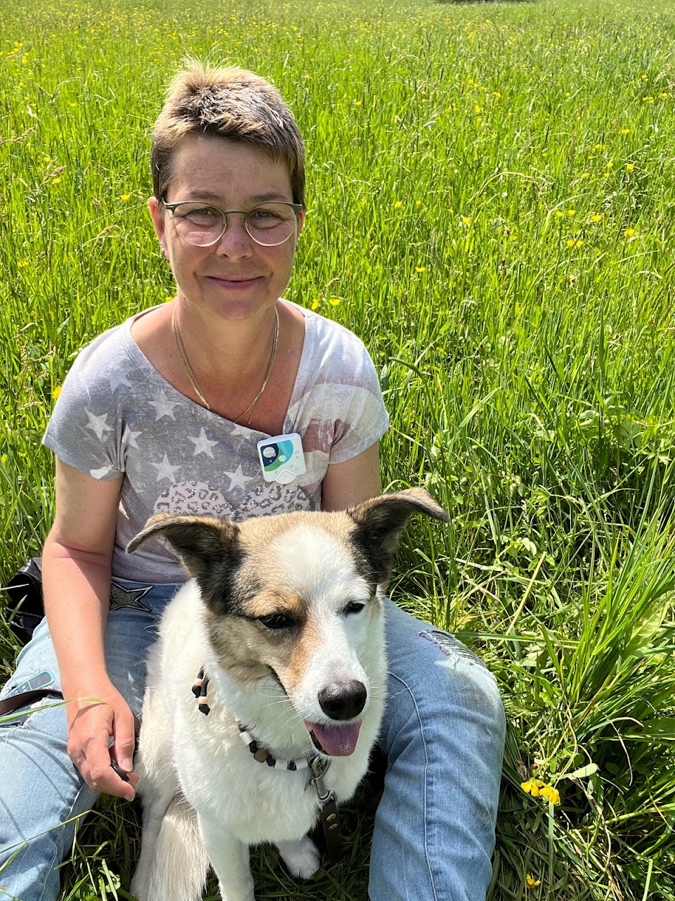Kerstin Hartwigsen mit Scarlett auf der Wiese
